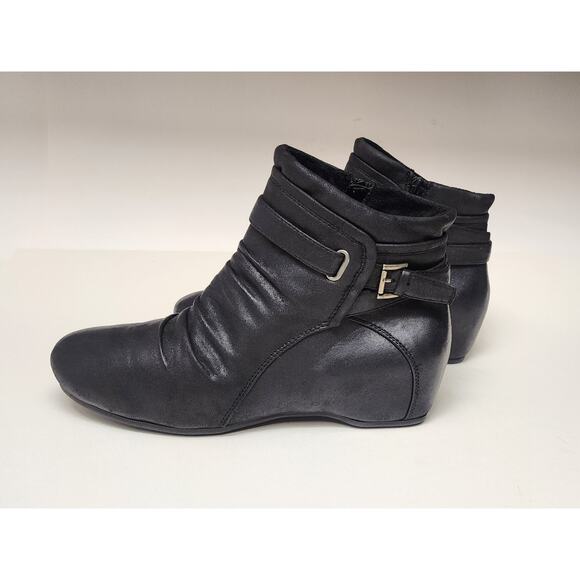 BareTraps Women's Sheigh Black Boots Wedge Heel Side Zip Size 9W - Picture 1 of 8